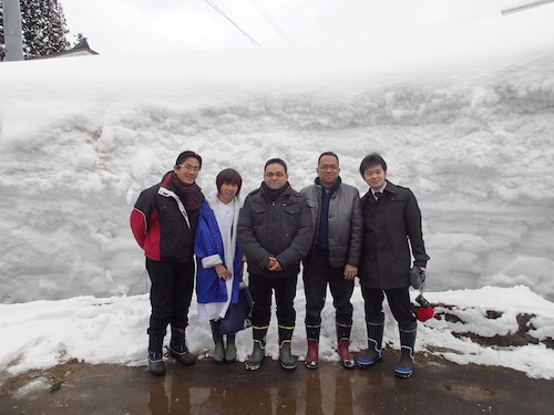 マレーシアからの医学生。背丈を軽く超える積雪に驚く。