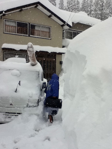 患家の前に大きな雪壁が立ちはだかる。